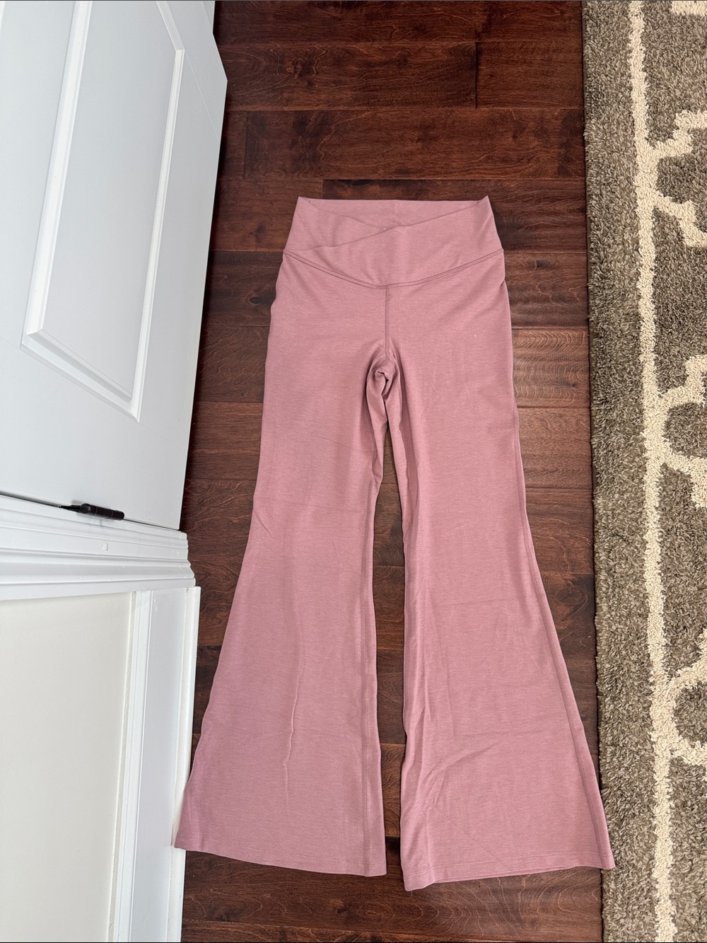 Old Navy Active Powerchill Women’s Super-Flare Pants & Cropped Crossover Tee - Picture 3 of 11